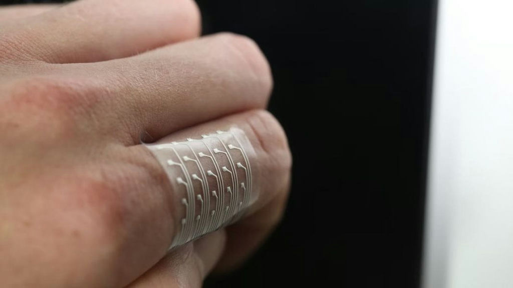 A complete hybrid 3D-printed device flexes and conforms to the body’s shape. Credit: Alex Valentine, Lori K. Sanders, and Jennifer Lewis / Harvard University
