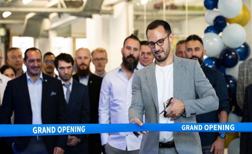 Enis Jost, Deputy General Manager of Eplus3D, cut the ribbon