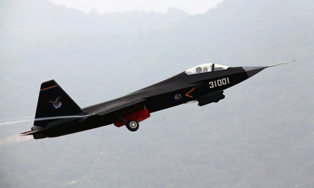 A Chinese FC-31 stealth fighter jet takes off during a demonstration flight ahead of the 10th China International Aviation and Aerospace Exhibition, also known as Airshow China 2014, in Zhuhai, Guangdong province, on Nov 10, 2014. Photo:Xinhua