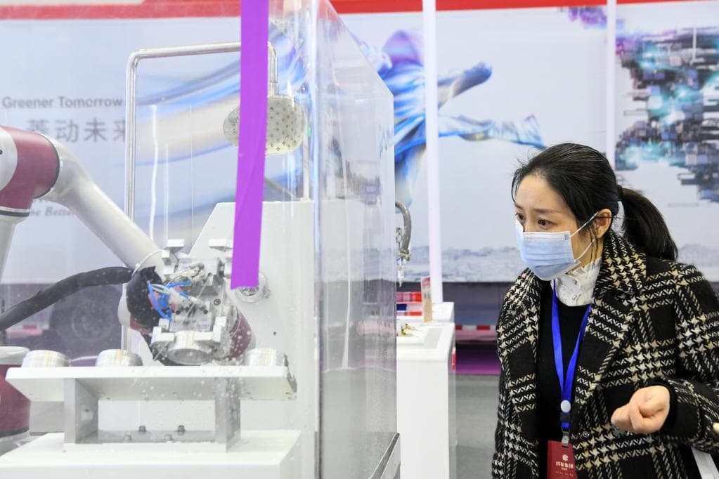 A visitor views a flexible robot at the 10th China (Mianyang) Science and Technology City International High-Tech Expo in Mianyang, southwest China's Sichuan Province, Nov. 16, 2022.